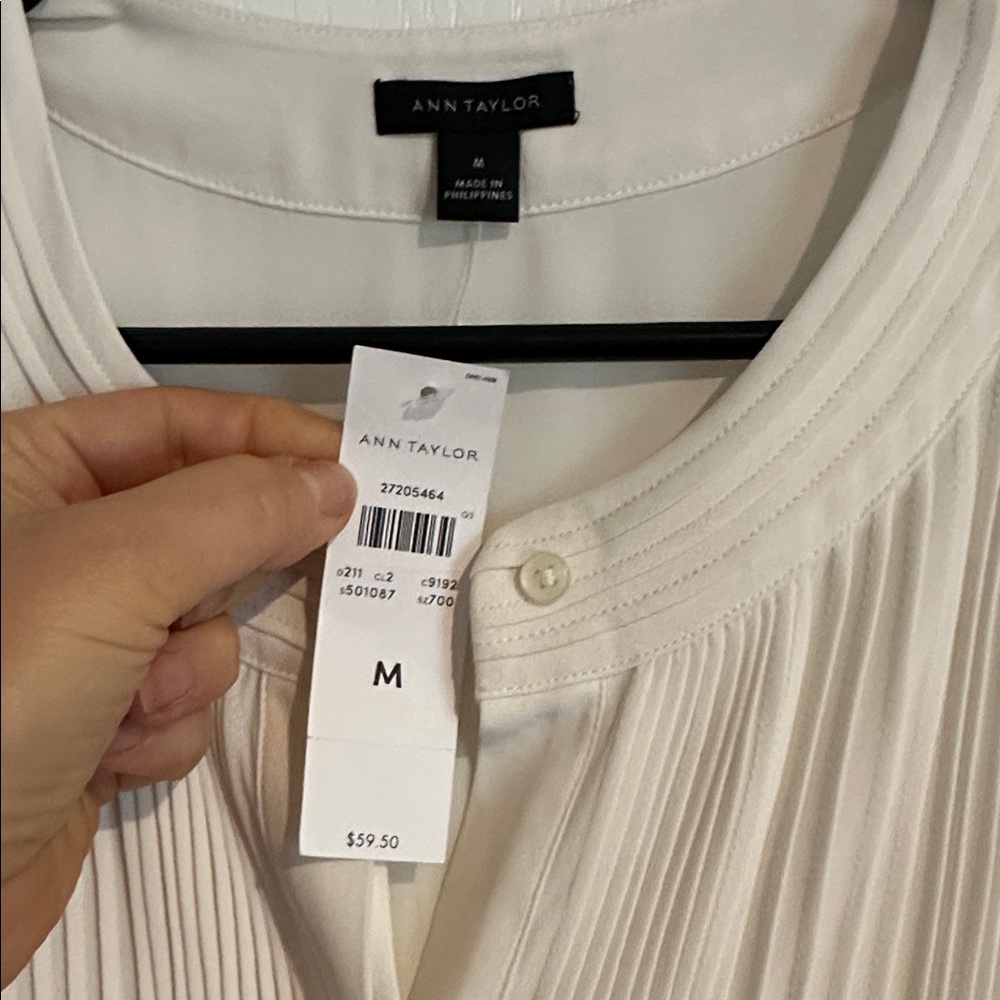 Ann Taylor team pleated sleeveless blouse $60 M - Picture 2 of 2